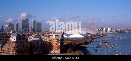 hohe Level-Panorama-Aufnahme des Millennium Dome und Canary wharf Stockfoto