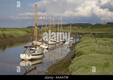 Morston Kai und Blakeney Dorf und Kirche im Hintergrund North Norfolk Stockfoto