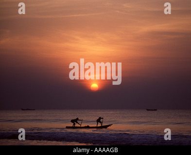 Fischer Aufbruch bei Sonnenaufgang vom Strand bei Puri in Indien Stockfoto