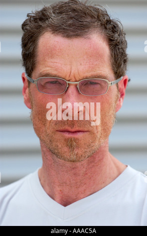 Portrait von ein Mann mittleren Alters, die auf der Suche direkt auf Stockfoto