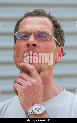 Porträt von einem Fman in seinen 40ern nachdenklich sein Kinn berühren Stockfoto