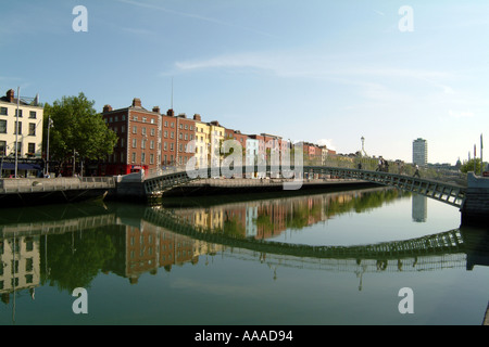 Dublin Halfpenny Brücke über den Fluss Liffey Stockfoto