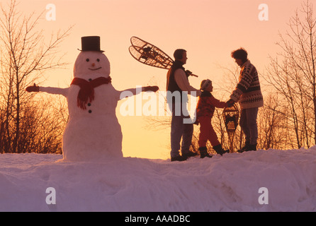 Landwirtschaft - eine Bauernfamilie mit ihren Schneeschuhen und eine neu angelegte Schneemann / Manitoba, Kanada. Stockfoto