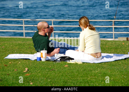 Ehemann und Ehefrau nehmen Sie sich Zeit für ein Picknick an einem warmen Sommertag Stockfoto