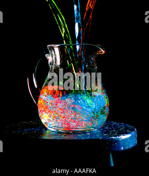 Wasser wird in einem Glaskrug gegossen. Stockfoto