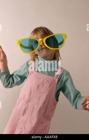 Mädchen Herumspielen in überdimensionalen Brille Kinder Spaß beim spielen Stockfoto