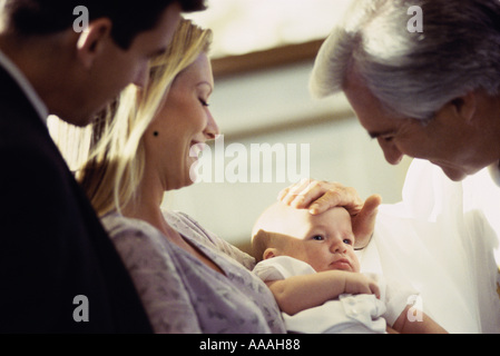 Nahaufnahme eines Priesters Segen ein baby Stockfoto