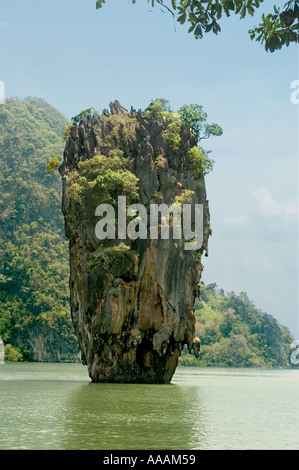 James Bond Insel, Phang Nga Bay mit hoch stabile starke vertikale Fläche Felsen Meer Bäume Wald in Phuket Thailand in Südostasien Stockfoto