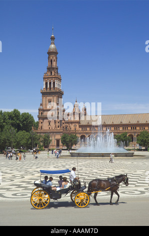 Spanien, Sevilla, Plaza de Espana, Pferd und Wagen, mit Touristen Kreisen des Brunnens Stockfoto