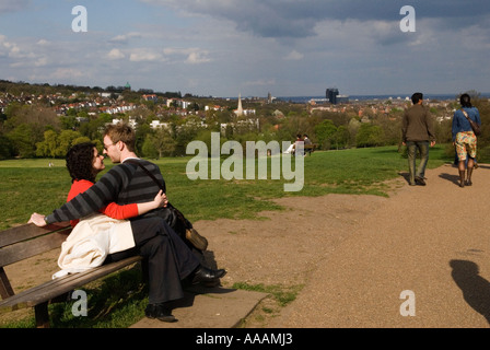 Ein junges Paar [Hampstead Heath] London NW3 England HOMER SYKES Stockfoto