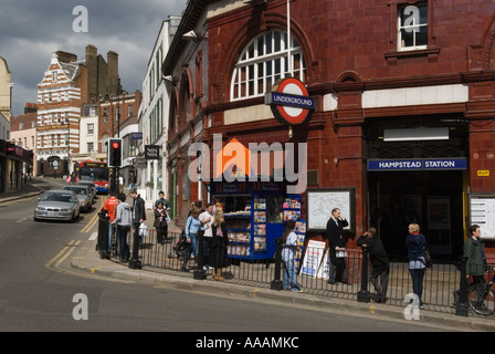 Hampstead u-Bahn Station High Street, und Heath Street, London NW3 Hampstead Dorf. England HOMER SYKES Stockfoto