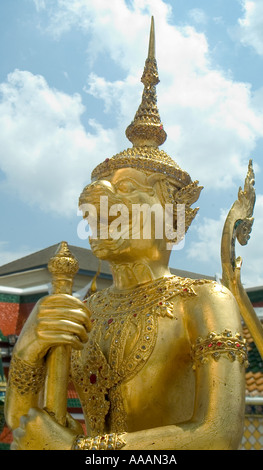 DHP99819 goldene Statue im Wat Phra Keo Bangkok Thailand Stockfoto