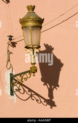 Lampe und Schatten in der Nähe von Ali Ben Youssef Moschee Medina Marrakesch Marokko Stockfoto