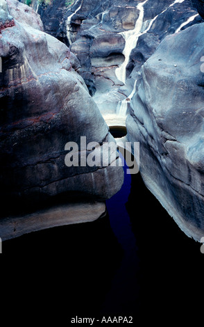 Fluss zwischen Kalkfelsen, Ajanta, Indien Stockfoto