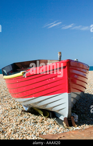 Rote und weiße Holz Ruderboot am Strand von Brighton, UK Stockfoto