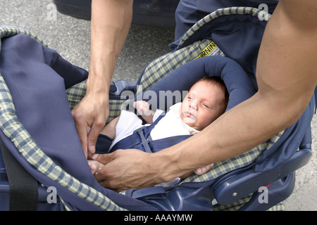 Vater kümmert sich um seinen kleinen Sohn Stockfoto