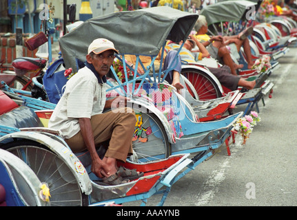 Rikscha Taxi Fahrer sitzen In Rikscha Stockfoto