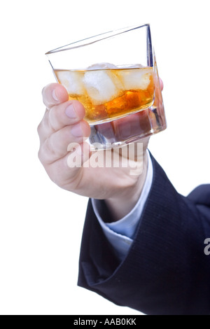 Mann hält ein Glas whiskey Stockfoto