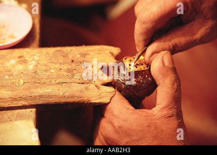 Traditionelle Goldschmied bei der Arbeit Stockfoto