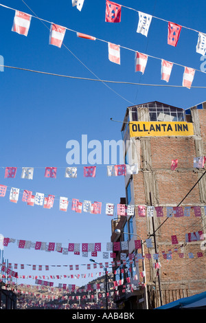 Fahnen hingen über die Straßen in der Feier in Puno, Peru, am Rande des Titicaca-See Stockfoto