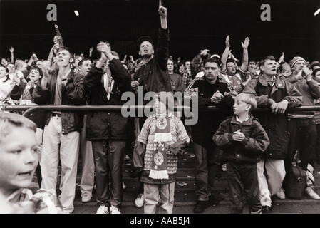 Fans jubeln das Team auf das Spielfeld für das letzte Spiel der Saison bereits mit Boro Boro 3 Norwich verbannt 3 8. Mai 1993 Stockfoto