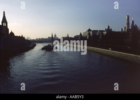 Ansicht des Moskwa-Flusses durch den Kreml, Moskau Stockfoto