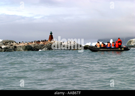Kreuzfahrt-Passagiere am historischen Elephant Island, Antarktis ist die Website von Sir Ernest Shackleton heldenhafte Rettung von 22 seiner Männer Stockfoto