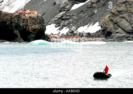 Kreuzfahrt-Passagiere am historischen Elephant Island, Antarktis ist die Website von Sir Ernest Shackleton heldenhafte Rettung von 22 seiner Männer Stockfoto