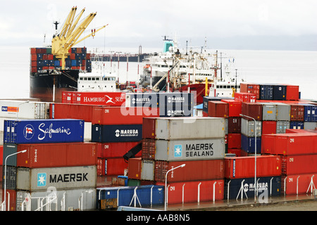 Maersk Container im Hafen von Ushuaia Hafen gestapelt sind ein Beweis für den Reichtum erzeugt durch Schiffe andocken in dieser Boom-port Stockfoto