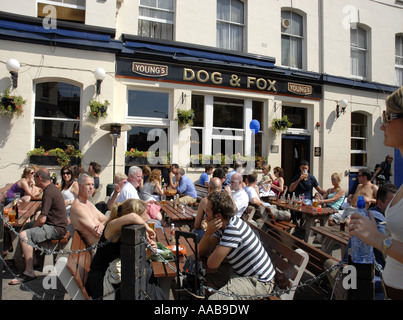 Menschen, die einen Nachmittag außerhalb der "Hund und Fuchs" Pub in Wimbledon Village, South West London genießen. England. Stockfoto