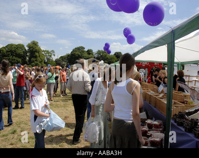 Massen auf Wimbledon Village Messe Stockfoto