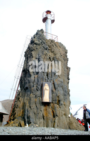 Leuchtturm und Schrein an der Arctowski polnischen Forschung Basis, King George Island Antarktis Stockfoto