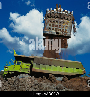 Australien. New South Wales. Hunter Valley. Mount Owen Tagebau Zeche. Nahaufnahme Seitenansicht des LKW und Ladeschaufel. Stockfoto