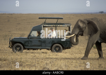 Offenen LandRover gekrönt, in der Nähe von Elefanten Masai Mara National Reserve Kenia in Ostafrika Stockfoto