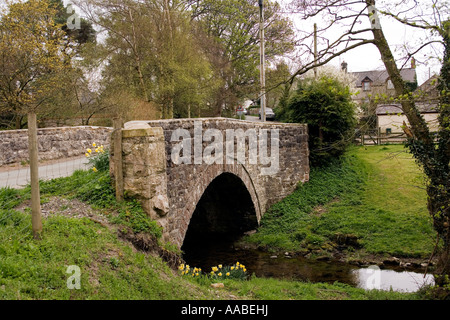 UK-Wales Clwyd Llanddegla alte Steinbrücke über den Fluss Alyn Stockfoto