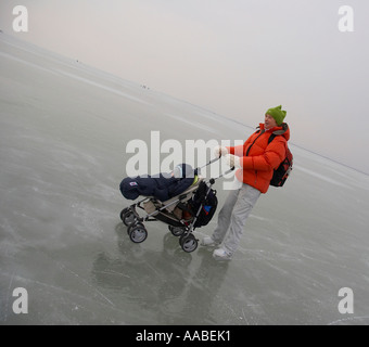 Eislaufen mit Kinderwagen Stockfoto