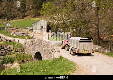 UK-Wales Clwyd Eglwyseg Schafzüchter malerische steinerne Brücke mit Quad Anhänger ziehen Stockfoto