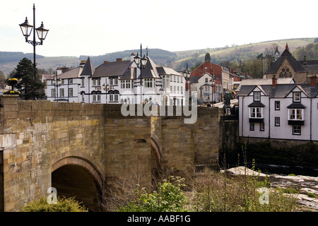 UK-Wales Clwyd Llangollen alte Steinbrücke über den Fluss Dee Afon Dyfrdwy Stockfoto