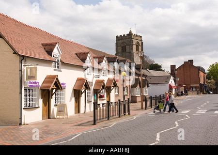 UK Wales Clwyd Chirk Kirche Straße Hofterrasse mit St Marys Kirche Turm hinter Stockfoto