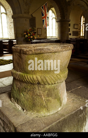 UK Cornwall Morwenstow Kirche der Heiligen Morwenna und Johannes der Täufer Norman steinernes Taufbecken Stockfoto