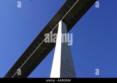 Pier von eine Betonbrücke Stockfoto