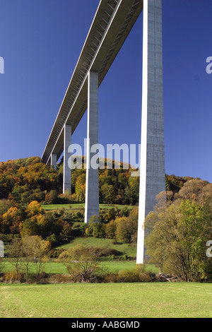 Otorway Brücke in schöner Landschaft Stockfoto