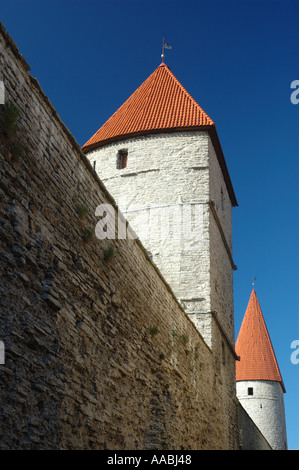 Mittelalterliche Wehrtürme in der Stadtmauer von Tallinn Estland Stockfoto