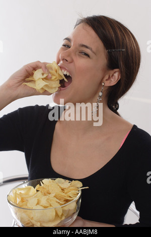 Frau isst Pommes frites Stockfoto