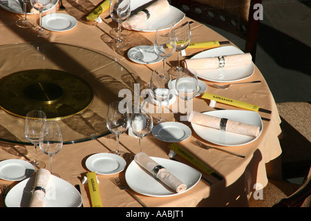 um einen runden Tisch gesetzt Stockfoto