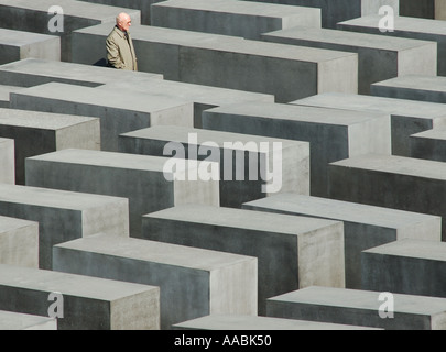 Mann beobachtet Berliner Holocaust-Mahnmal Stockfoto