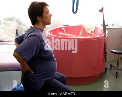 Schwangere Frau am Arbeits-Platz Stockfoto