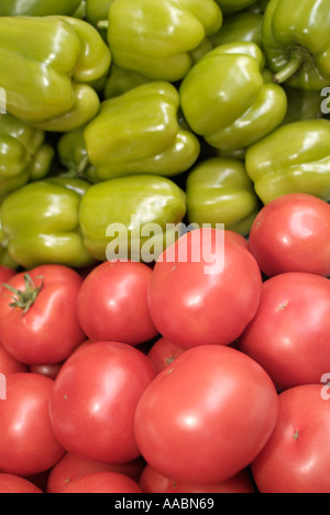 Tomaten und Paprika auf einem Marktstand hautnah. Stockfoto