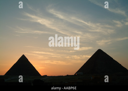 Pyramiden von Gizeh bei Sonnenuntergang, Kairo, Ägypten Stockfoto