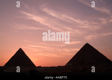 Pyramiden von Gizeh bei Sonnenuntergang, Kairo, Ägypten Stockfoto